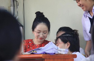 Bị chụp lén, cô giáo thực tập với 'gương mặt baby như học sinh' bất ngờ nổi như cồn