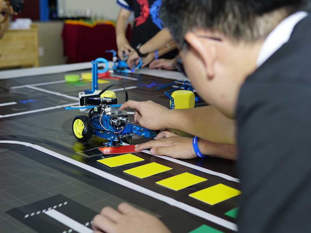 Học sinh quận Tân Phú - TP.HCM hào hứng trải nghiệm và sáng tạo robot