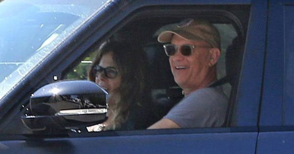 Vợ chồng Tom Hanks bị bắt gặp tươi cười lái xe ra đường sau điều trị Covid-19