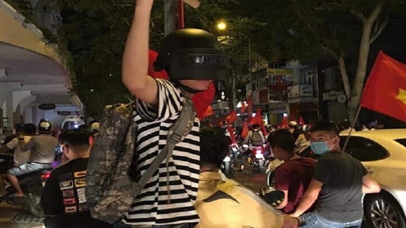 Chết cười gamer PUBG mang cả mũ 3, balo 3 đi đón “bão” mừng Việt Nam vào bán kết ASIAD