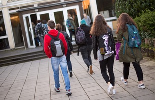Một ngôi trường ở Đức cho phép học sinh đi muộn 1 tiếng đồng hồ: 97% học sinh sau đó đã ngủ tốt hơn và tập trung hơn