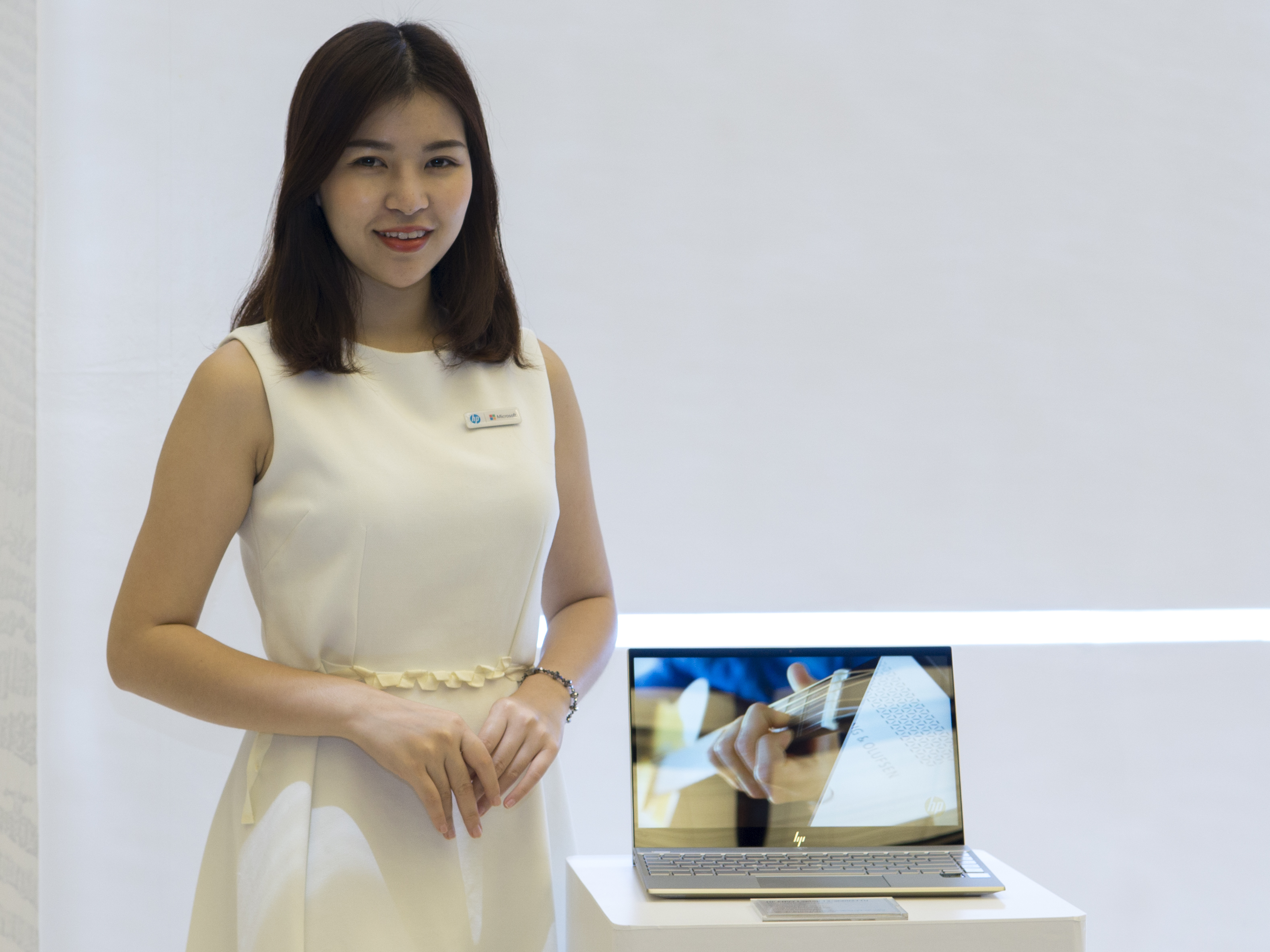 Cận cảnh laptop HP Envy 13 2018 siêu mỏng nhẹ giá từ 20,99 triệu đồng
