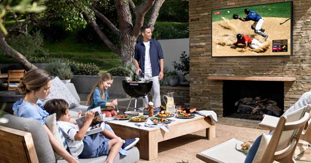 Samsung ra mắt TV The Terrace QLED ngoài trời đầu tiên, giá từ 100 triệu đồng