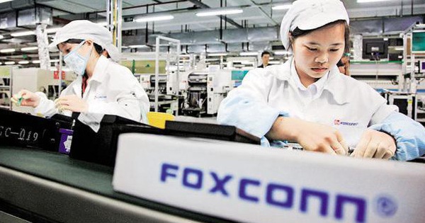 Công nhân Trung Quốc lắp ráp iPhone 12 