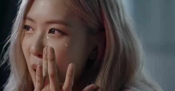 Rosé bật khóc nức nở nhưng vẫn xinh muốn xỉu ở trailer phim tài liệu đầy cảm xúc của BLACKPINK