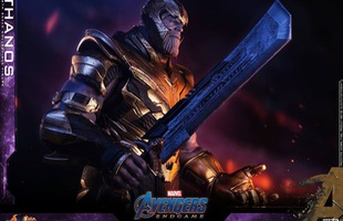 Avengers: Endgame- Cận cảnh thiết kế của Thanos, một tay đeo găng Vô Cực, một tay cầm kiếm
