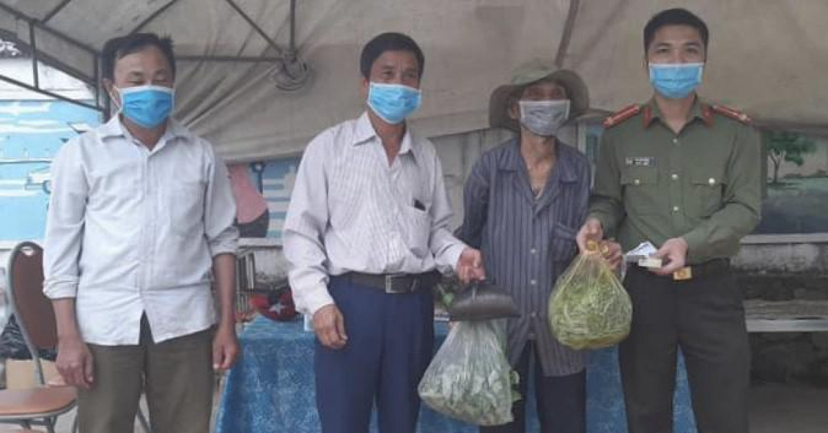 Cụ ông 89 tuổi mang gạo, rau và 20.000 đồng ủng hộ chống COVID-19 ở khu cách ly Hà Tĩnh