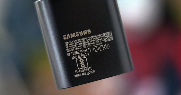 Hào phóng với người dùng hơn Apple, Samsung vẫn tặng kèm củ sạc nhanh trong hộp Galaxy Note20