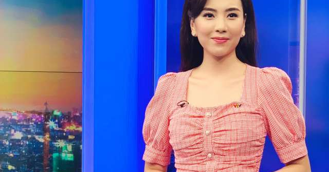 MC Mai Ngọc gặp sự cố vã mồ hôi khi lên sóng trực tiếp bản tin 50 phút